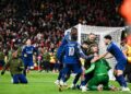 PENJAGA gol PSG, Gianluigi Donnarumma diraikan rakan sepasukan selepas menyelamatkan dua sepakan penalti Liverpool dalam aksi pusingan 16 Liga Juara-Juara.- AFP