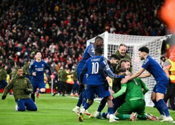 PENJAGA gol PSG, Gianluigi Donnarumma diraikan rakan sepasukan selepas menyelamatkan dua sepakan penalti Liverpool dalam aksi pusingan 16 Liga Juara-Juara.- AFP