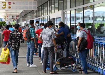 MULAI 1 Julai 2025, had umur maksimum pemegang permit kerja dinaikkan kepada 63 tahun, selaras dengan dengan umur persaraan tempatan. – AFP