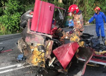 DUA orang termasuk penuntut Kolej Vokasional Kota Tinggi maut  dalam kemalangan melibat dua kereta di Batu 4, Jalan Kota Tinggi.