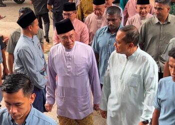 ANWAR Ibrahim tiba di Institut Tadbiran Awam Negara (INTAN) Wilayah Timur di Kemaman untuk menghadiri Mesyuarat Khas Pembangunan Negeri Terengganu bersama barisan kepemimpinan Kerajaan Negeri Terengganu. Turut kelihatan Dr. Ahmad Samsuri Mokhtar. -  UTUSAN/NIK NUR IZZATUL HAZWANI NIK ADNAN