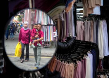 Orang ramai mengambil kesempatan membawa ahli keluarga untuk membeli-belah bagi persiapan awal sebelum perayaan Aidilfitri ketika tinjauan di Jalan Tunku Abdul Rahman. UTUSAN/SADDAM YUSOFF