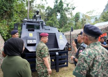 TUANKU Syed Faizuddin Putra berkenan berangkat menyempurnakan Majlis Sumbangan Kuih Raya Kerajaan Negeri Perlis Kepada Pegawai dan Anggota Keselamatan yang bertugas pada Hari Raya Aidilfitri Di Sempadan Malaysia-Thailand di Pos TS 11, Pasukan Gerakan Am (PGA), Padang Besar.-UTUSAN