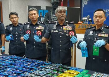 M. KUMAR (dua dari kanan) menunjukkan bungkusan dadah yang dirampas daripada dua sindiket dalam sidang akhbar di IPK Johor, Johor Bahru.