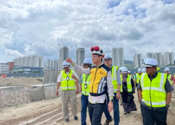 ZAIRIL Khir Johari (tengah) meninjau kemajuan projek perluasan dan menaiktaraf Lapangan Terbang Antarabangsa Pulau Pinang (LTAPP) di Bayan Lepas, Pulau Pinang.