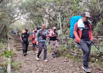 PENDAKI memulakan pendakian ke Gunung Kinabalu, Sabah.