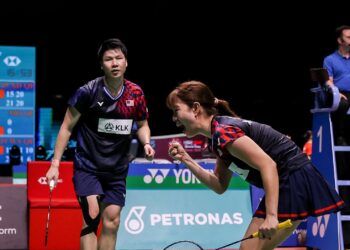 GOH Soon Huat-Shevon Lai menewaskan pasangan Thailand, Ruttanapak Oupthong-Jhenicha Sudjaipraparat 20-22, 25-23, 21-11 pada aksi pusingan kedua Terbuka Switzerland 2025 di St Jakobshalle, Basel, hari ini.