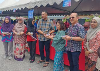 NGWE Hee Sem (dua dari kanan) hadir ke Program Gerak Rahmah: Jom Masak Bubur Lambuk Ramadan 1446H Peringkat Negeri di pekarangan Masjid Laksamana Hang Tuah, Duyong, Melaka. - UTUSAN/AMRAN ALI