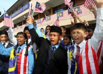 PERPADUAN dalam kalangan rakyat boleh dipupuk sejak kecil melalui sekolah satu aliran.