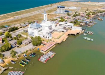 PERANAN aktif Ahli Jawatankuasa (AJK) Masjid Kampung Seberang Takir di Kuala Nerus, Terengganu harus dipuji dalam mengurus dan memajukan masjid sebagai destinasi pelancongan yang menarik.
– GAMBAR DISCOVERY TERENGGANU