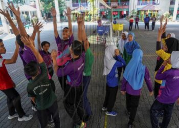 MENJADI ketua kumpulan dalam aktiviti kokurikulum membolehkan remaja yang menimba pengalaman dalam  mengarahkan pasukan, membuat keputusan yang bijak.