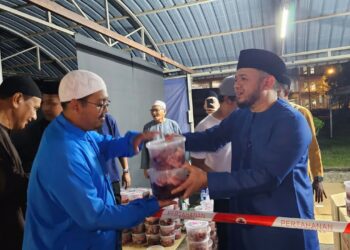 FATHUL Bari Mat Jahya (kanan) menyerahkan daging murah yang dijual RM20 sekilogram dalam program jualan daging tempatan termurah #KangarStyle di pekarangan pejabat
APM negeri, Persiaran Wawasan, Kangar, Perlis.-UTUSAN