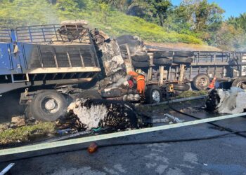 KEADAAN lori yang terbakar dalam kemalangan di KM 331.8 PLUS arah utara dekat Tapah, Perak.