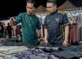 SHAFIEQ Johari (kanan) bersama Presiden Persatuan Media Pahang, Fazli Ahmad melakukan tinjauan di Bazar Aidilfitri Madani Lestari dan Pintar 2025 di Dataran Sekilau di Kuantan, Pahang. - FOTO/SHAIKH AHMAD RAZIF