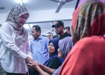 FADHLINA Sidek berbual dengan mangsa banjir yang ditempatkan di PPS SK Seri Kencana, Simpang Renggam, Johor.