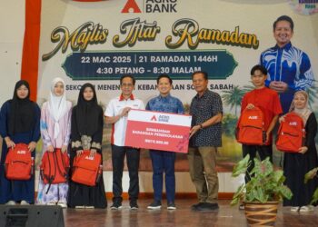 TENGKU Ahmad Badli Shah Raja Hussin (empat kiri) menyampaikan bantuan persekolahan kepada wakil sekolah disaksikan oleh Arthur Joseph Kurup (tengah), semasa Majlis Iftar Ramadan Agrobank di SMK Sook, Keningau semalam.