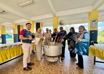 GURU-guru dan ibu bapa bergotong-royong menyediakan bubur lambuk tulang ‘gear box’ bagi diagihkan kepada lebih 1,000 murid dan warga sekolah di Sekolah Tengku Budriah (STB) Arau, Perlis hari ini.-UTUSAN/MOHD. HAFIZ ABD. MUTALIB