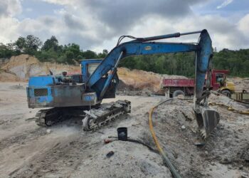 SALAH sebuah jentera yang disyaki digunakan untuk melombong mineral secara haram dirampas di Kampung Rusila, Marang, semalam.