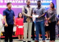 S. KESAVAN (tengah) menyerahkan sumbangan pendidikan berjumlah RM267,000 kepada 50 buah
sekolah di kawasan Parlimen Sungai Siput, Perak.