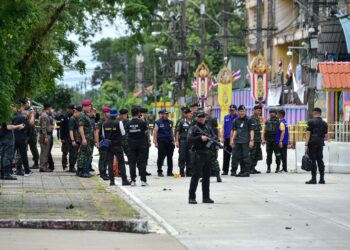 KOMANDER Wilayah Tentera Ke-4 Thailand, Leftenan Jeneral Paisan Nusang dan pegawai memeriksa tapak serangan yang mengorbankan dua sukarelawan pertahanan dan mencederakan 12 lain, di luar pejabat daerah Sungai Kolok, Narathiwat, kelmarin. –  AFP