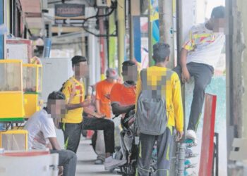 PENGARUH persekitaran sosial memainkan peranan penting  dan menjadi punca budaya ponteng sekolah.