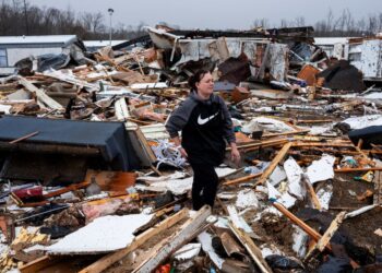 SEORANG penduduk mencari barangan peribadi di celah timbunan runtuhan rumahnya yang musnah dilanda puting beliung di Poplar Bluff, Missouri.-AFP