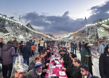 RAKYAT Palestin berkumpul untuk berbuka puasa bersama di tengah-tengah runtuhan bangunan di Rafah di selatan Semenanjung Gaza.-AFP