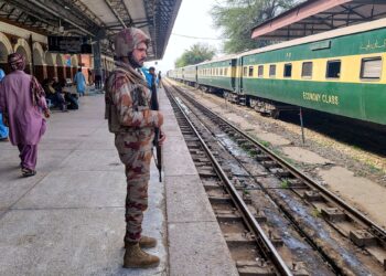 SEORANG askar separa tentera berkawal di stesen kereta api di daerah Sibi di barat daya wilayah Balochistan.-AFP