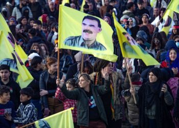 PUAK Kurdish berhimpun untuk mendengar mesej daripada Abdullah Ocalan di bandar Qamishli di timur laut Syria.-AFP