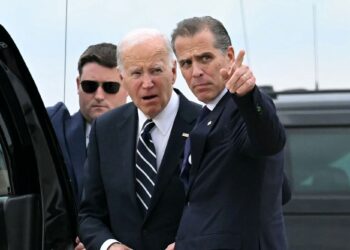 BEKAS Presiden AS, Joe Biden bersama anaknya, Hunter, sebaik tiba di Pangkalan Pengawal Kebangsaan Udara Delaware di New Castle, pada 11 Jun 2024. – AFP