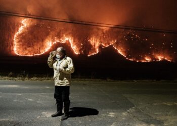 SEORANG lelaki berdiri di hadapan kawasan yang terjejas kebakaran hutan di Uiseong, Korea Selatan, kelmarin.- AFP