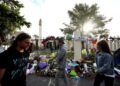 ORANG ramai melalui kawasan penghormatan yang dikhususkan untuk mengenang mangsa pembunuhan beramai-ramai di luar Masjid Al Noor di Christchurch, pada Mac 2019.- AFP