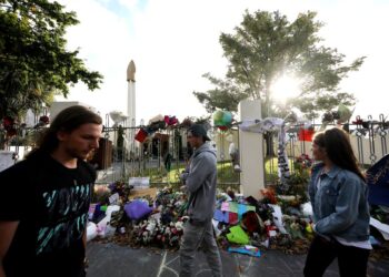 ORANG ramai melalui kawasan penghormatan yang dikhususkan untuk mengenang mangsa pembunuhan beramai-ramai di luar Masjid Al Noor di Christchurch, pada Mac 2019.- AFP