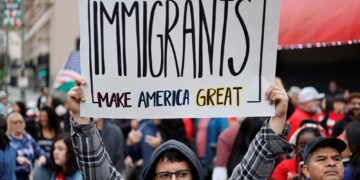 SEORANG penyokong hak pendatang memegang papan bertulis 'Immigrants Make America Great' semasa perhimpunan 'March for Dignity' di Los Angeles, kelmarin.- AFP