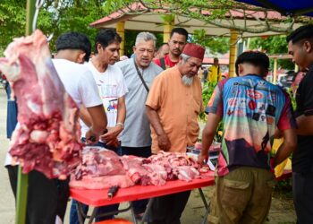 ORANG RAMAI mengambil kesempatan membeli daging lembu tempatan dengan harga RM25 sekilogram menjelang Ramadan di Masjid Padang Nenas, Kuala Nerus, hari ini. - UTUSAN/PUQTRA HAIRRY ROSLI