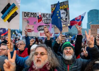 ORANG ramai menyertai protes antikerajaan di Dataran Kebebasan, anjuran aktivis politik dan organisasi Keamanan di Ukraine, di Bratislava, pada 7 Februari lalu.- AFP