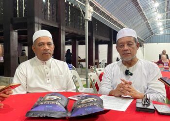 DZOWAHIR Ab. Ghani (kanan) bersama Yusof Ismail pada Majlis Iftar Bersama Persatuan Burung Walet Bumiputera Kedah di Bukit Pinang, Alor Setar.