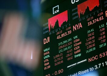 NOMBOR pasaran saham dipaparkan di Bursa Saham New York semasa dagangan petang di New York City.- AFP