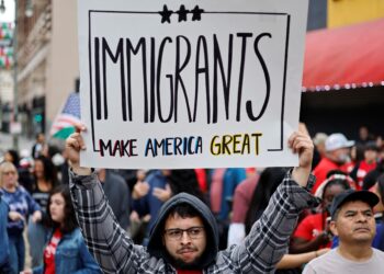 SEORANG penyokong hak pendatang memegang plakad bertulis 'Immigrants Make America Great' sebelum berarak ke pusat bandar semasa 'Perarakan untuk Maruah' di Los Angeles, pada 1 Mac lalu.- AFP