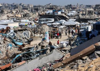 PENDUDUK Palestin berjalan di kawasan pasar bersebelahan runtuhan bangunan di Jabalia, utara Gaza, dua hari sebelum fasa pertama gencatan senjata tamat.- AFP