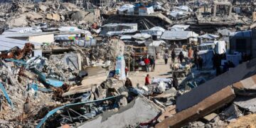 PENDUDUK Palestin berjalan di kawasan pasar bersebelahan runtuhan bangunan di Jabalia, utara Gaza, dua hari sebelum fasa pertama gencatan senjata tamat.- AFP