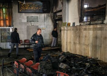 PENDUDUK Palestin memeriksa keadaan masjid Al-Nasr yang hangus ketika serbuan tentera Israel di bandar lama Nablus, di Tebing Barat.-AFP