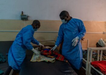 PENGARAH perubatan Hospital Kavumu, Dr. Robert Musole (kanan) memeriksa bayi yang menghidap Mpox, di utara Bukavu, timur Republik Demokratik Congo.- AFP