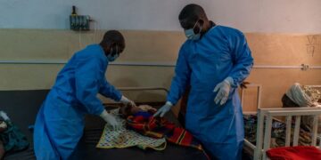 PENGARAH perubatan Hospital Kavumu, Dr. Robert Musole (kanan) memeriksa bayi yang menghidap Mpox, di utara Bukavu, timur Republik Demokratik Congo.- AFP