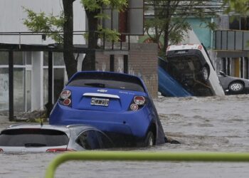 PULUHAN kenderaan dihanyutkan banjir besar di bandar Bahia Blanca di selatan ibu negara Argentina.-AFP