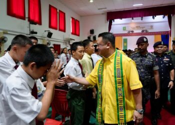 TUANKU Syed Faizuddin Putra Jamalullail (empat dari kanan) berkenan beramah mesra dengan murid-murid SMK Bengkongan, Kota Marudu, Sabah, hari ini. -UTUSAN/ASYRAF MUHAMMAD