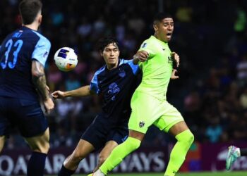 BERGSON Da Silva dikawal kemas pertahanan Buriram United dalam aksi pertama pusingan 16 ACLE di Stadium Chang Arena, Buriram di Thailand, sebentar tadi.- IHSAN JOHOR SOUTHERN TIGERS