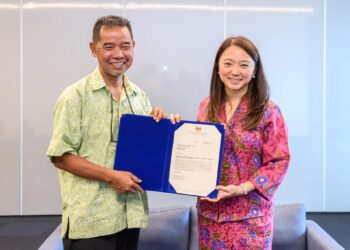 MENTERI Belia dan Sukan, Hannah Yeoh (kanan) bersama Datuk Ahmad Shapawi  Ismail ketika pelantikannya sebagai pengerusi baharu Yayasan Kebajikan Atlet Kebangsaan (YAKEB), hari ini. - FOTO IHSAN FB KBS