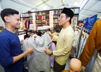 RAYMEE (kanan)  ketika bertemu dengan salah seorang peniaga bazar baru-baru ini.