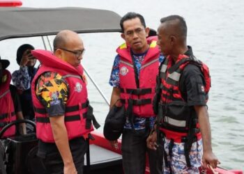 AZFARIZAL Abdul Rashid (kiri) dan Mazlan Abdul Manap (dua dari kanan) berbincang dengan anggota Pantas Skuad MPKL tentang simulasi yang dijalankan di Tasik Bandar Saujana Putra, Kuala Langat, hari ini. - FOTO/ABDUL RAZAK IDRIS